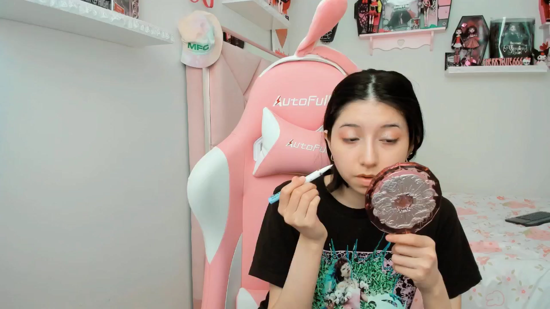 Gallery image thumbnail from Cherrycute666's myfreecams stream on, 04/15/2025, 22:59 image 6 of 20