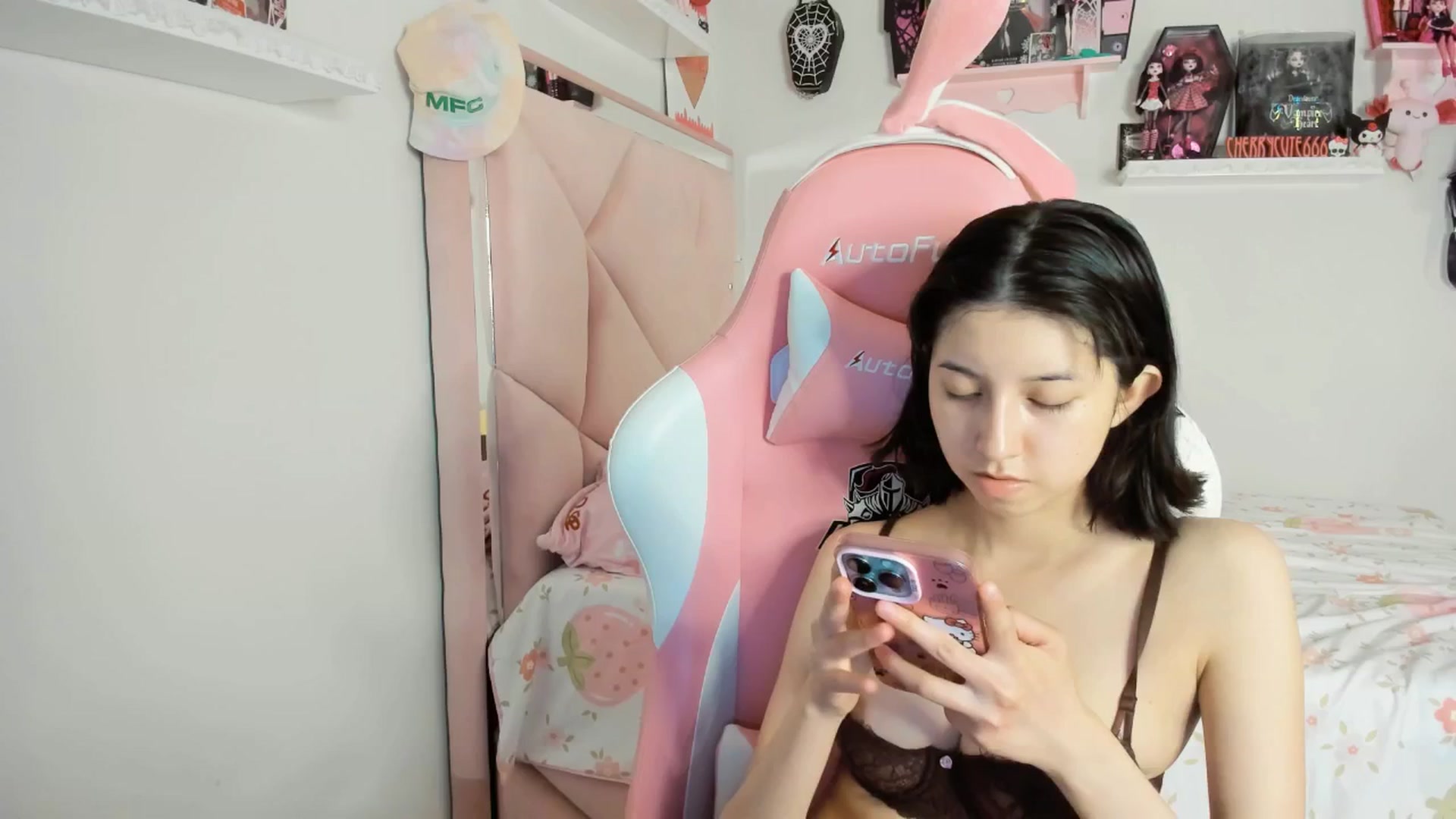 Gallery image thumbnail from Cherrycute666's myfreecams stream on, 04/16/2025, 09:36 image 15 of 20