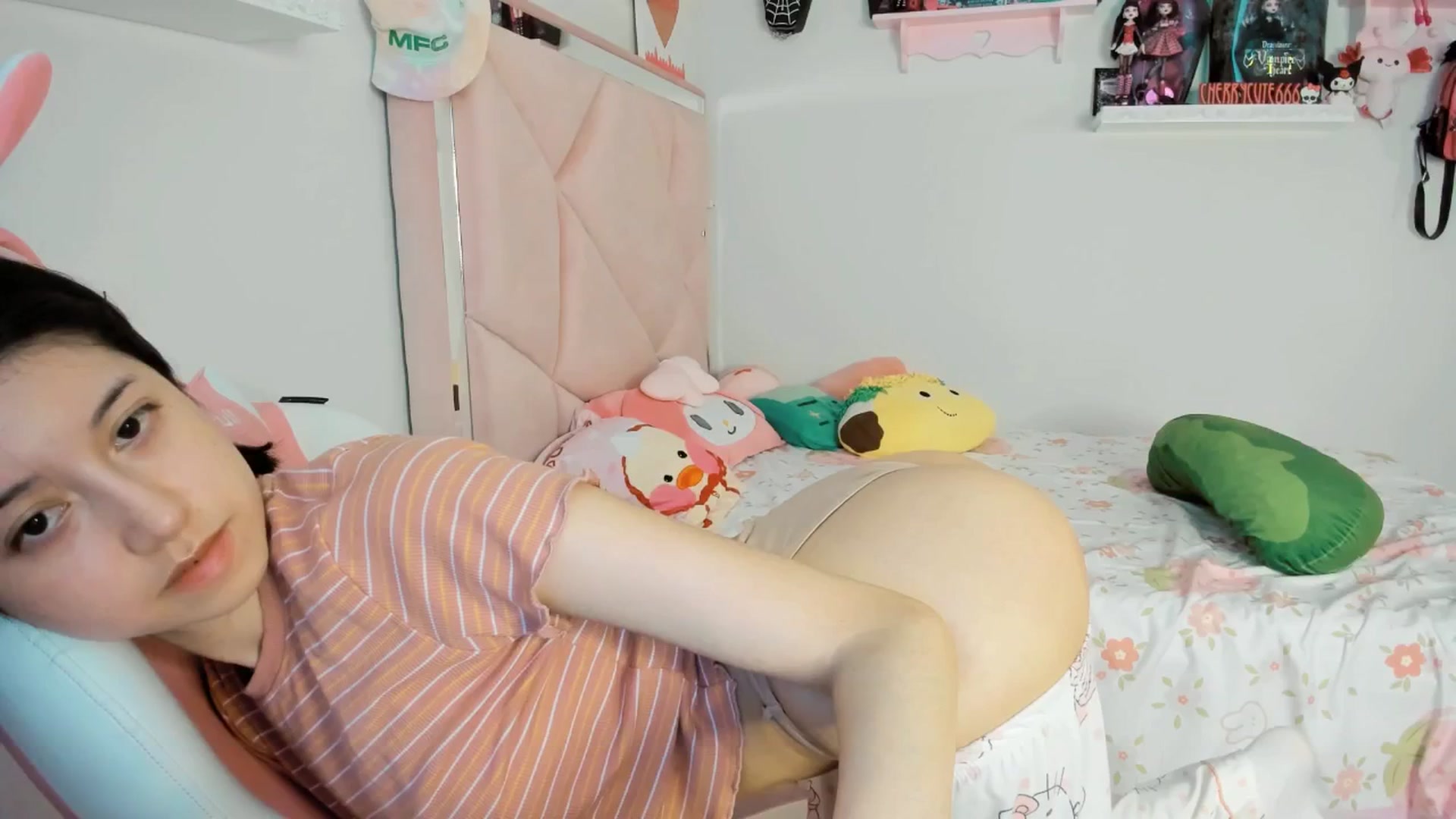Gallery image thumbnail from Cherrycute666's myfreecams stream on, 04/18/2025, 24:54 image 6 of 20