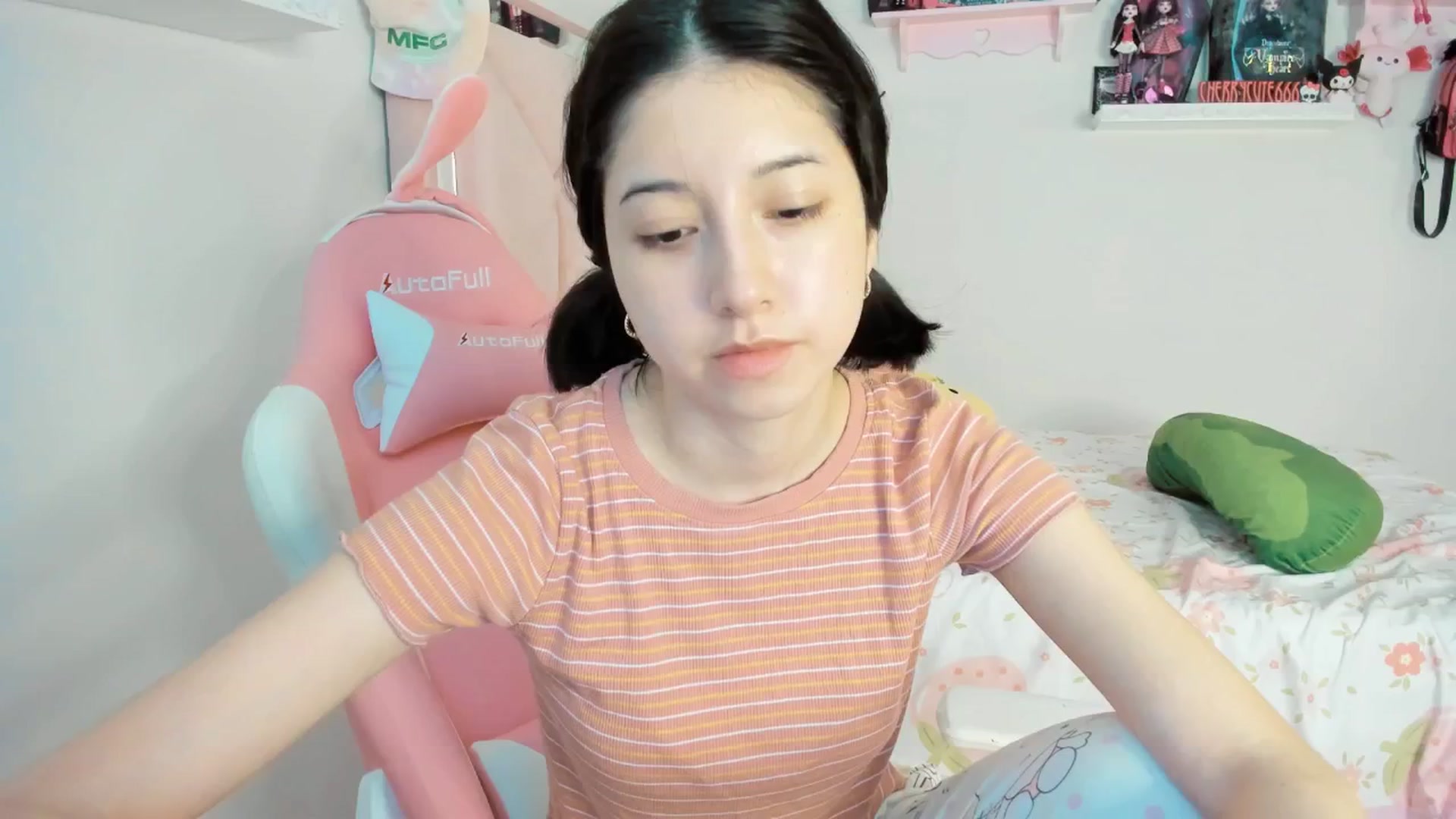 Gallery image thumbnail from Cherrycute666's myfreecams stream on, 04/18/2025, 24:54 image 7 of 20