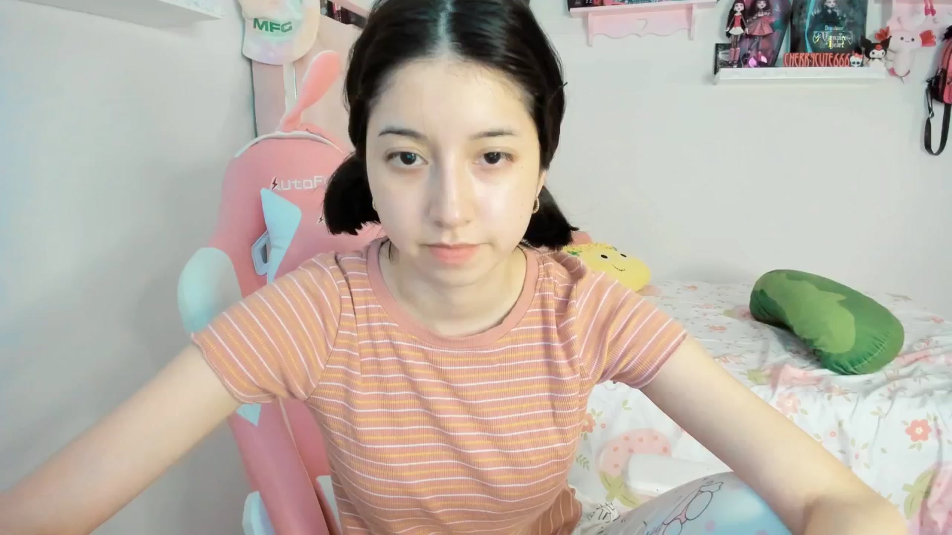 Gallery image thumbnail from Cherrycute666's myfreecams stream on, 04/18/2025, 24:54 image 8 of 20