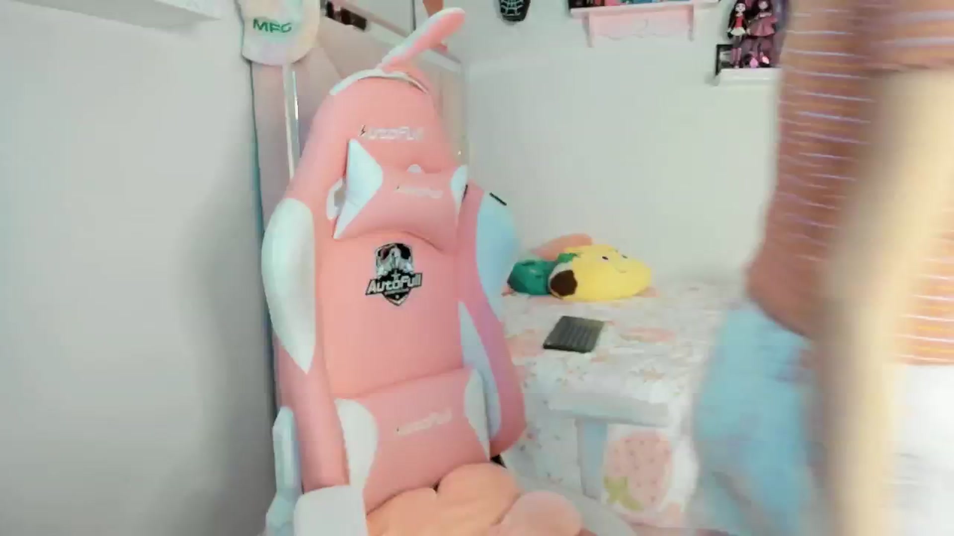Gallery image thumbnail from Cherrycute666's myfreecams stream on, 04/18/2025, 24:54 image 9 of 20