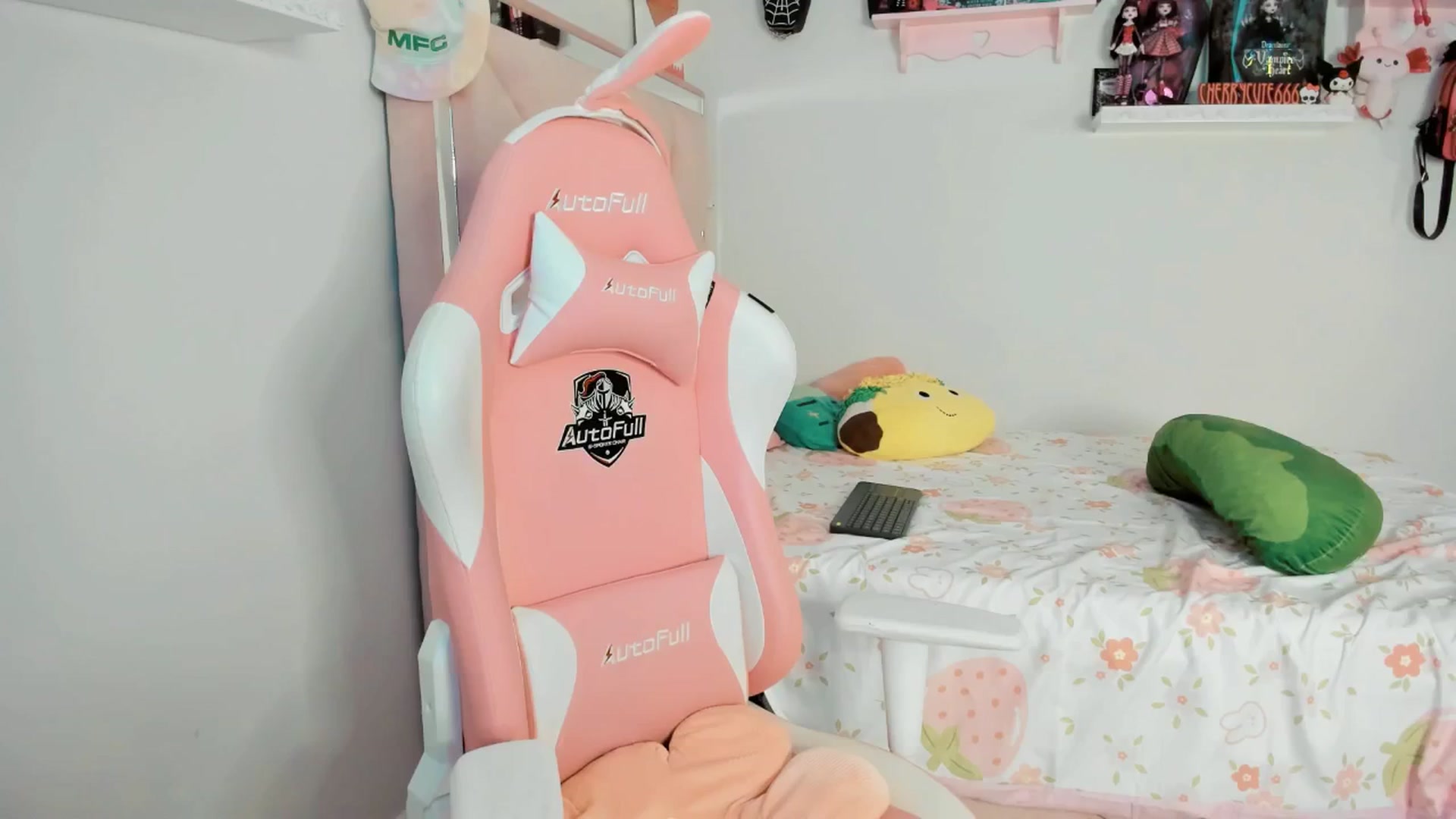 Gallery image thumbnail from Cherrycute666's myfreecams stream on, 04/18/2025, 24:54 image 10 of 20