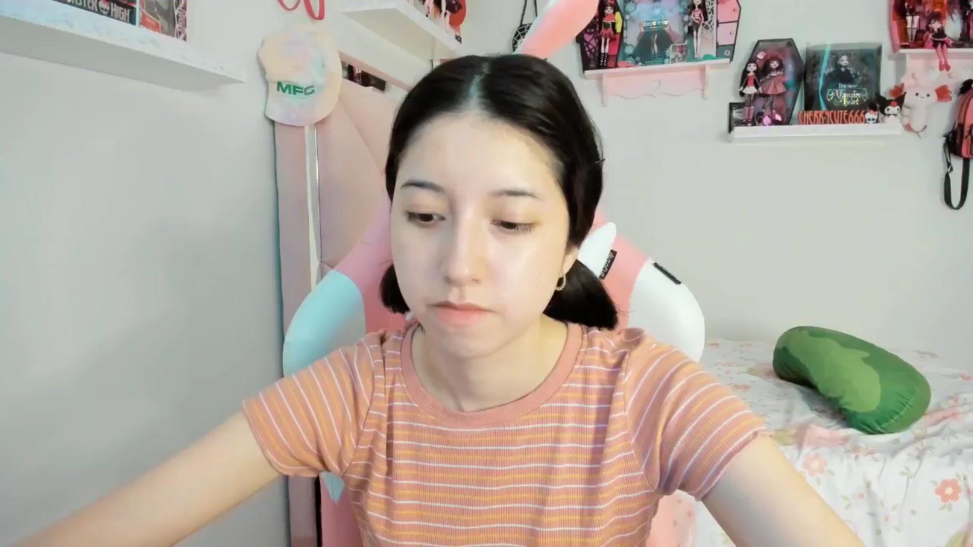 Gallery image thumbnail from Cherrycute666's myfreecams stream on, 04/18/2025, 24:54 image 2 of 20