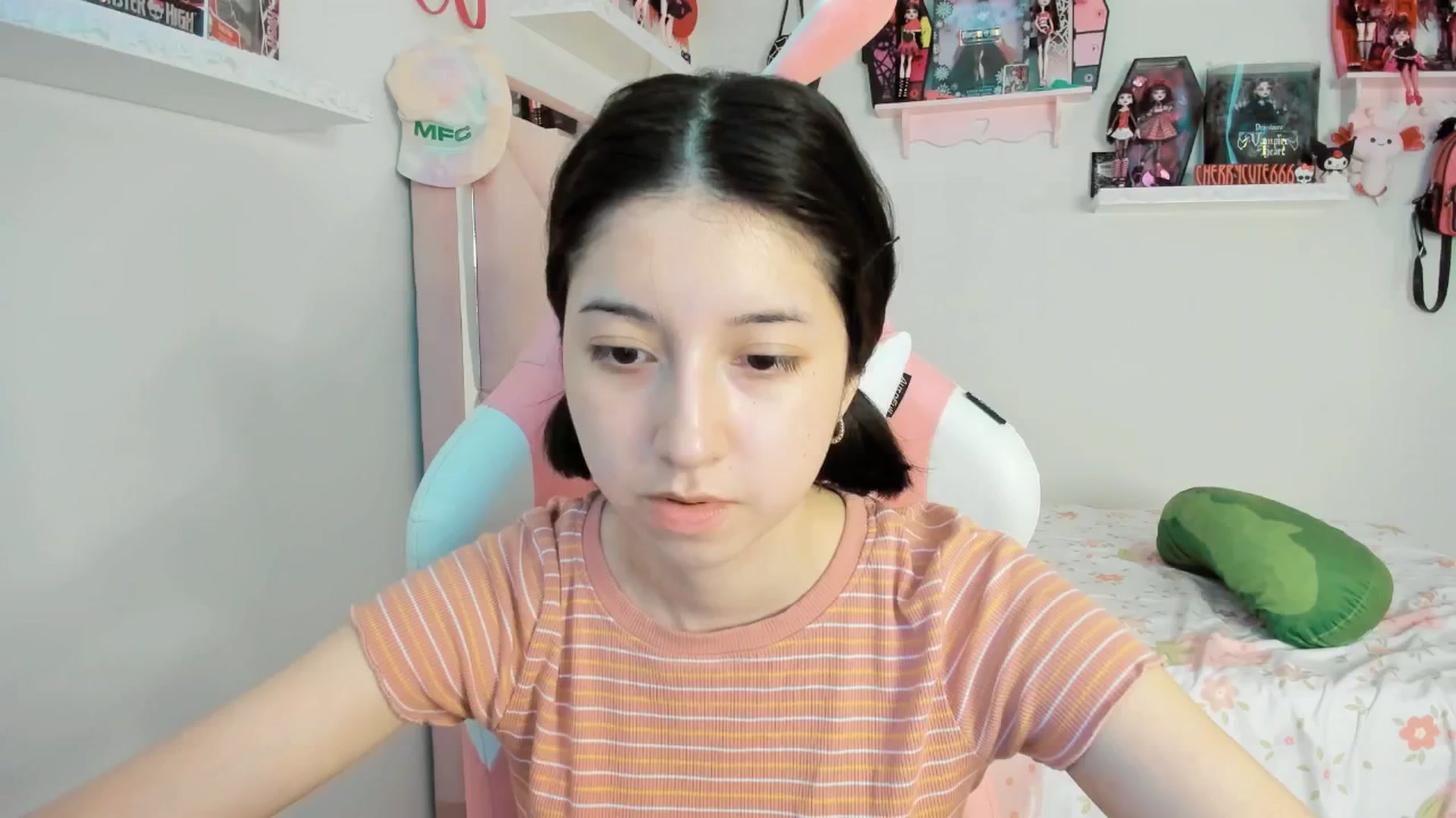 Gallery image thumbnail from Cherrycute666's myfreecams stream on, 04/18/2025, 24:54 image 5 of 20
