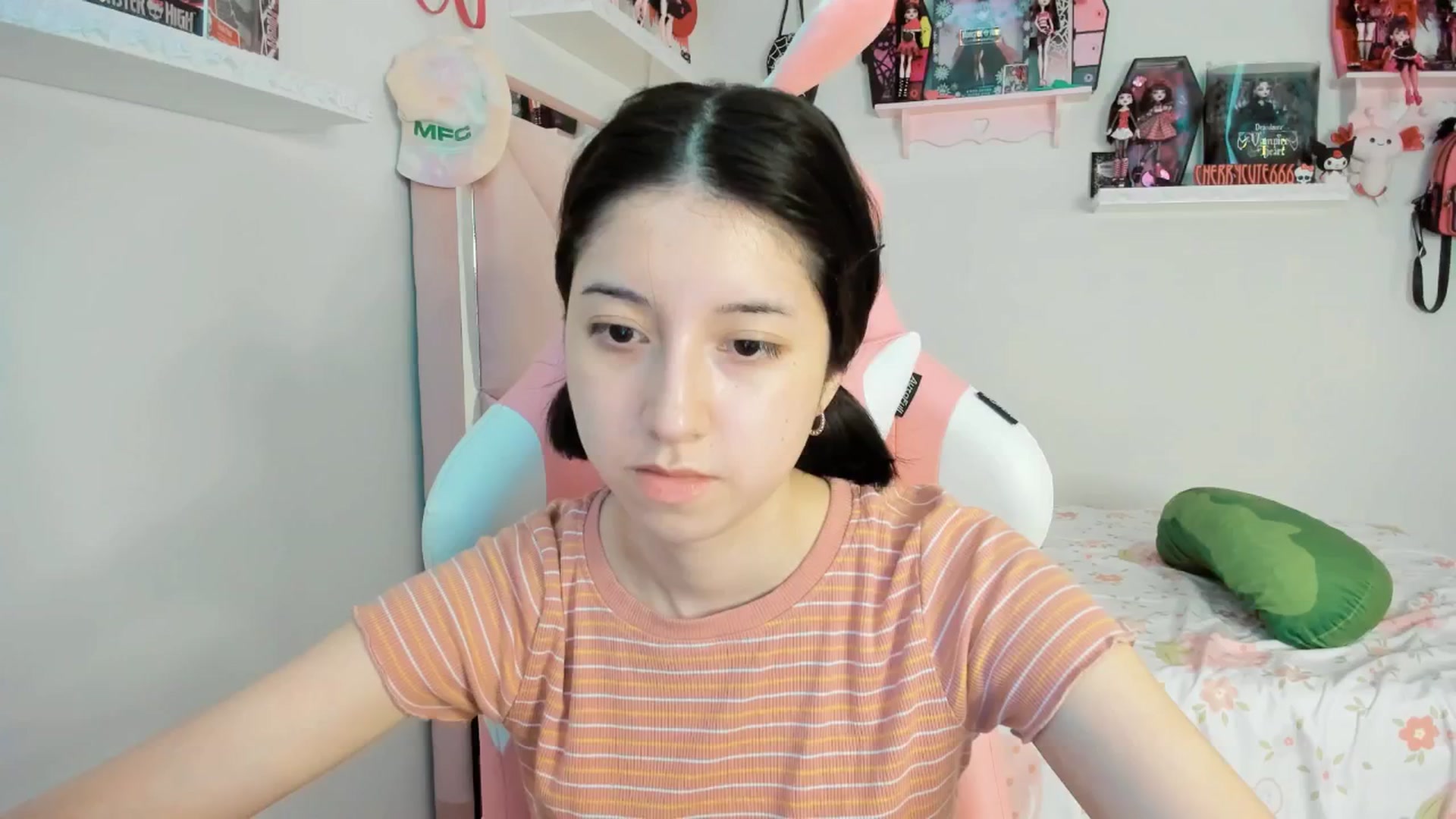 Gallery image thumbnail from Cherrycute666's myfreecams stream on, 04/18/2025, 24:54 image 3 of 20