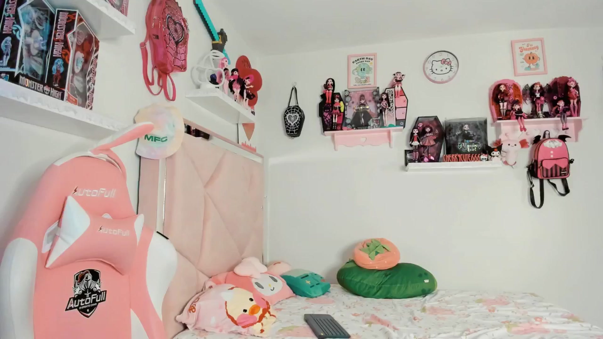 Gallery image thumbnail from Cherrycute666's myfreecams stream on, 04/18/2025, 01:28 image 20 of 20