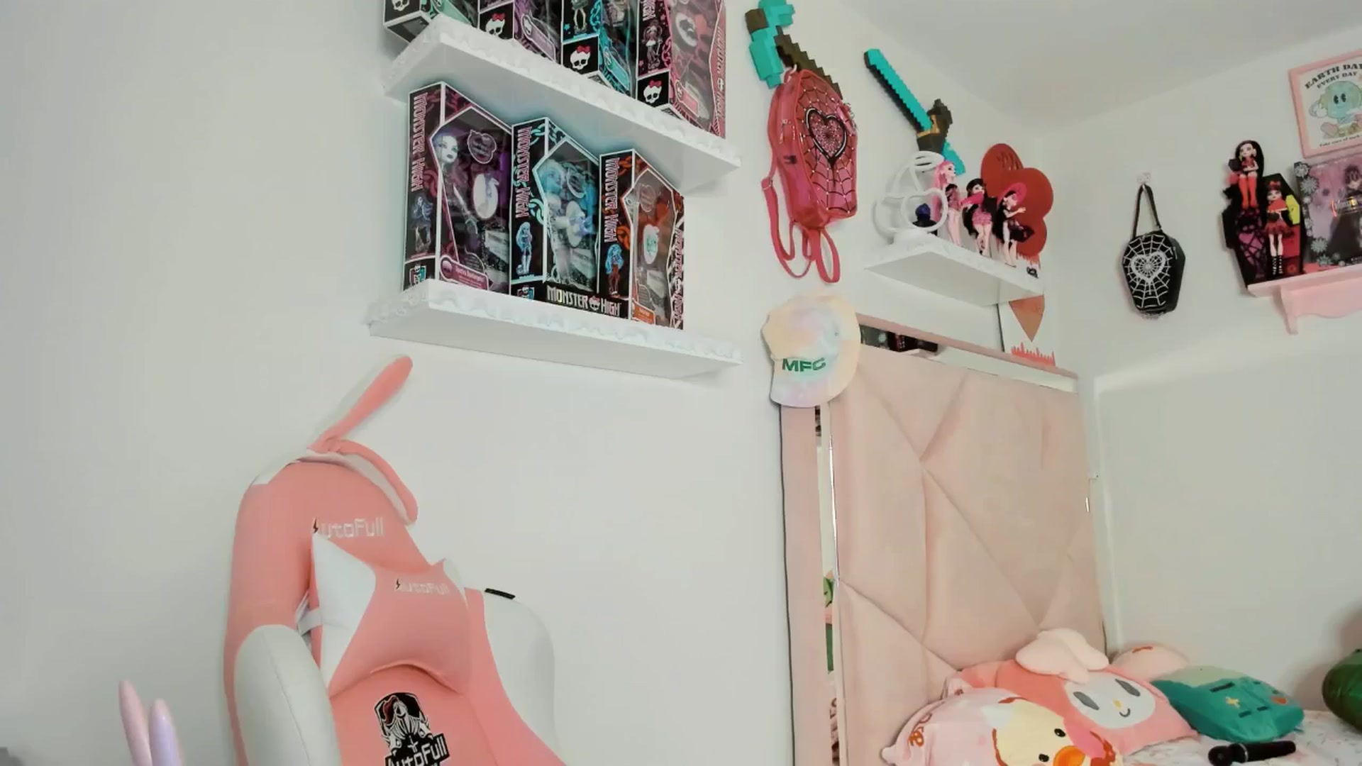 Gallery image thumbnail from Cherrycute666's myfreecams stream on, 04/18/2025, 01:28 image 1 of 20