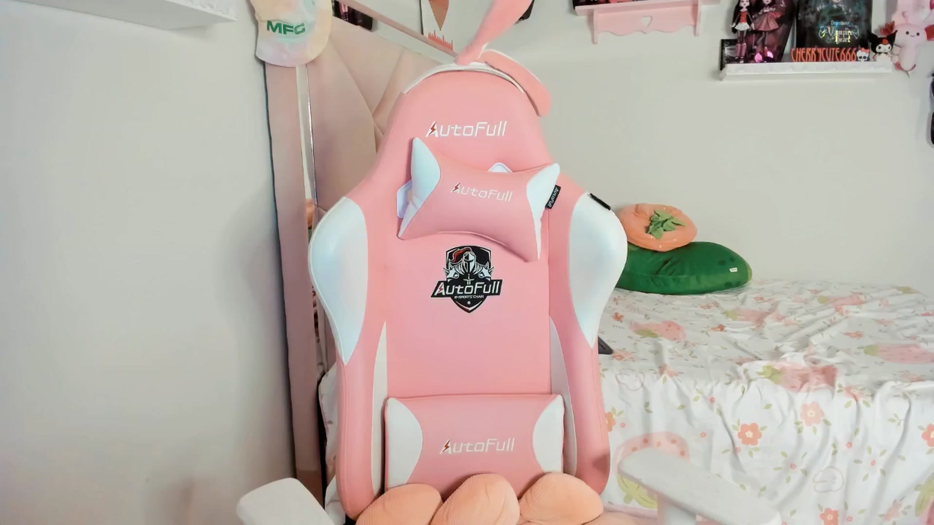 Gallery image thumbnail from Cherrycute666's myfreecams stream on, 04/18/2025, 06:07 image 15 of 20