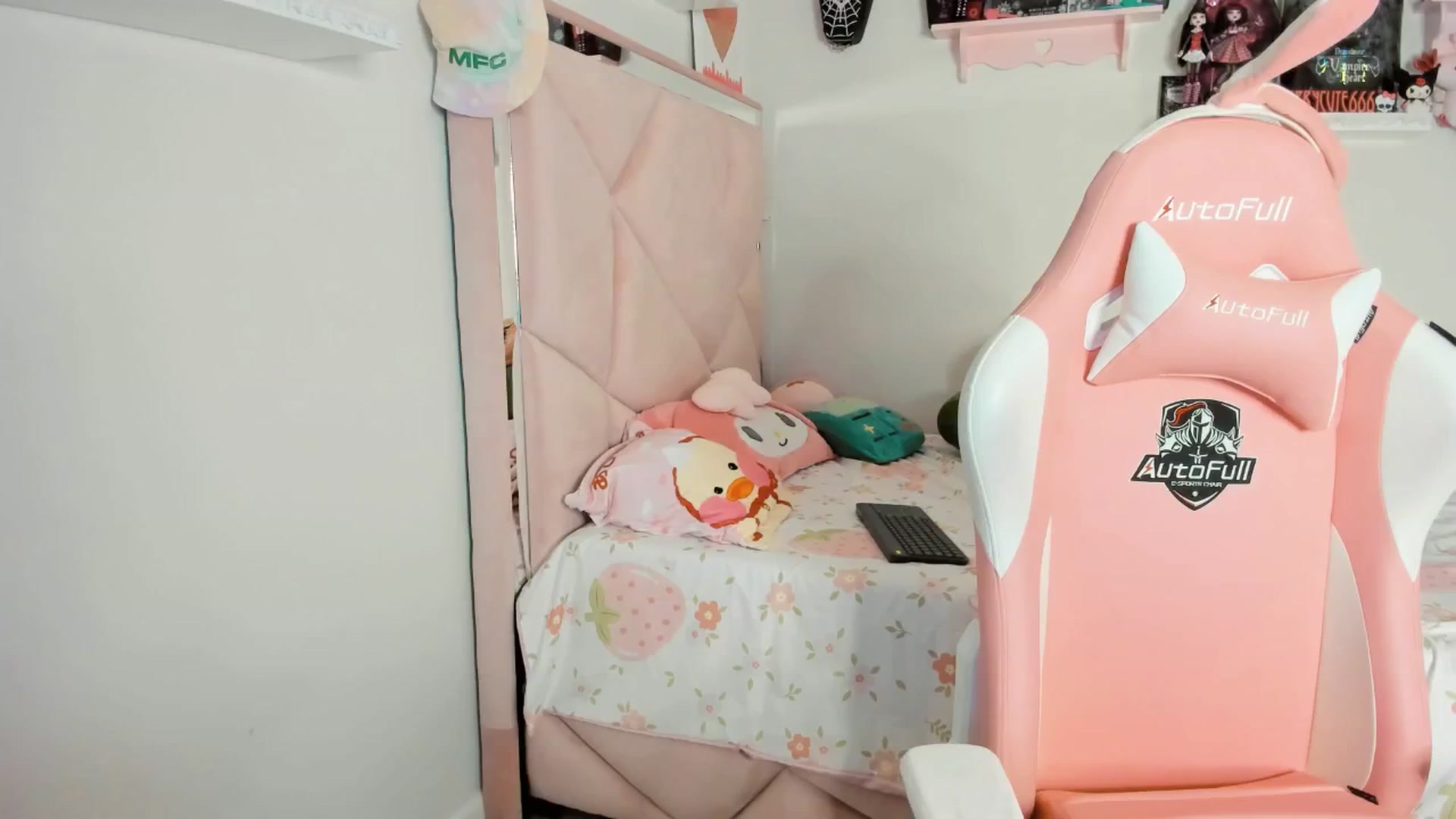 Gallery image thumbnail from Cherrycute666's myfreecams stream on, 04/18/2025, 06:07 image 7 of 20
