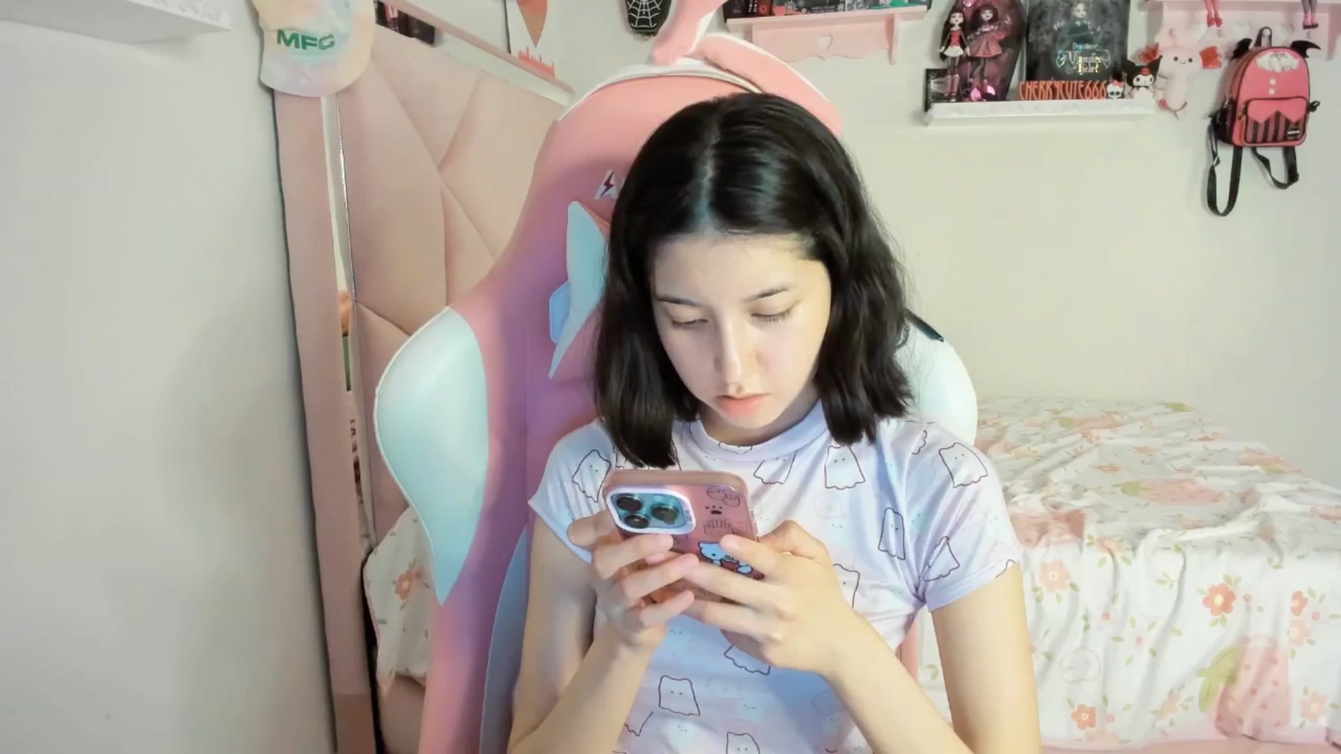 Gallery image thumbnail from Cherrycute666's myfreecams stream on, 04/18/2025, 06:07 image 13 of 20