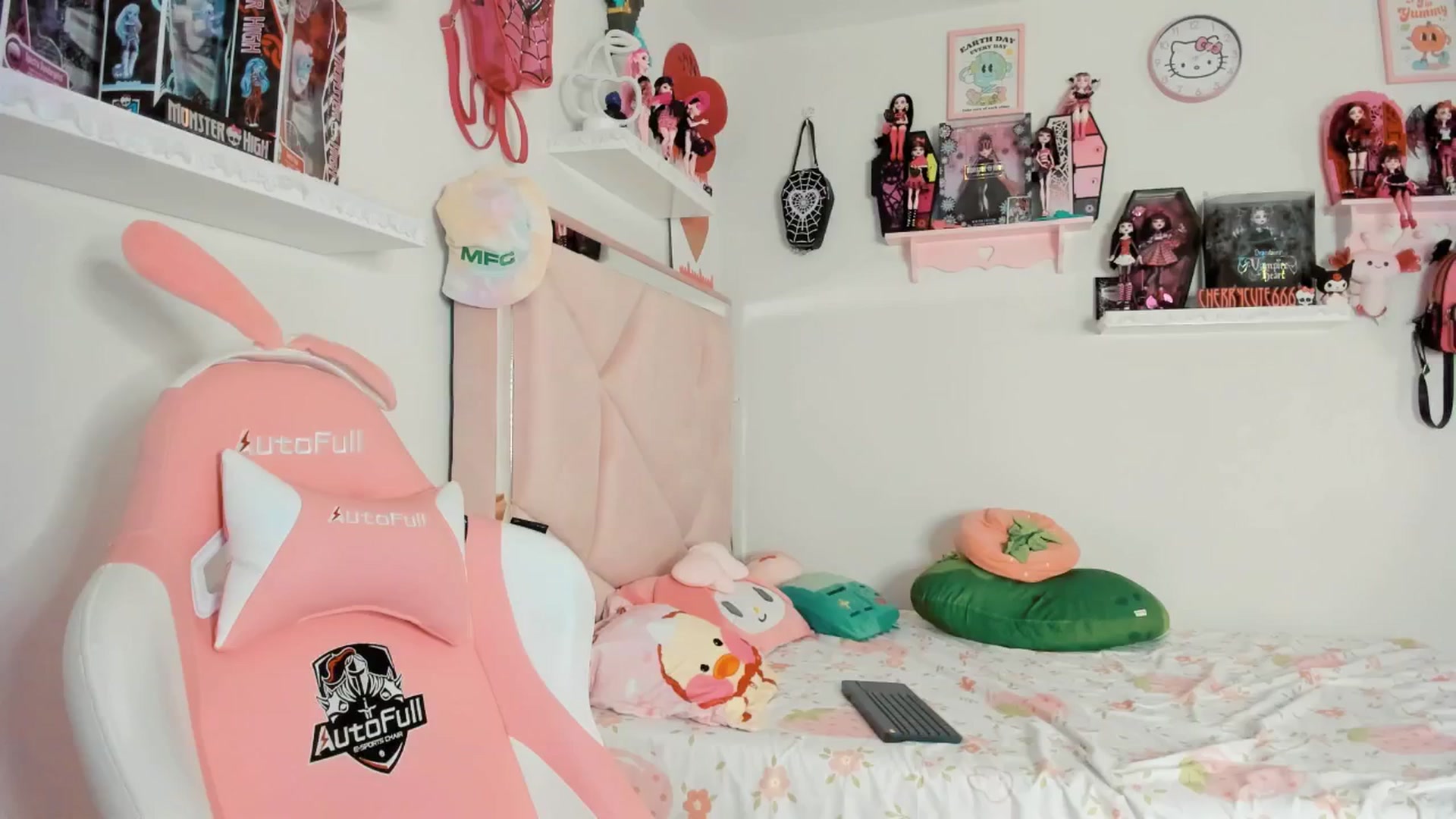 Gallery image thumbnail from Cherrycute666's myfreecams stream on, 04/18/2025, 07:09 image 5 of 20