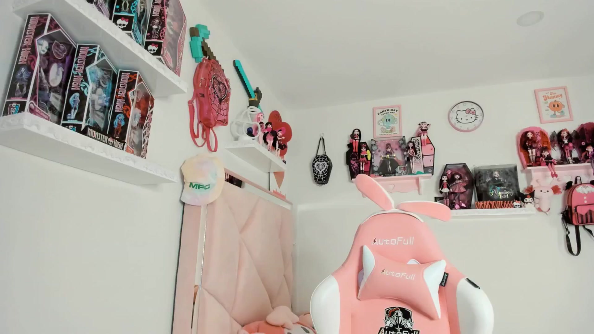 Gallery image thumbnail from Cherrycute666's myfreecams stream on, 04/18/2025, 07:09 image 15 of 20