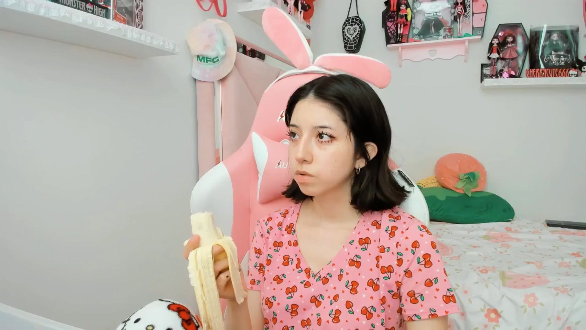 Gallery image thumbnail from Cherrycute666's myfreecams stream on, 04/18/2025, 23:23 image 10 of 20