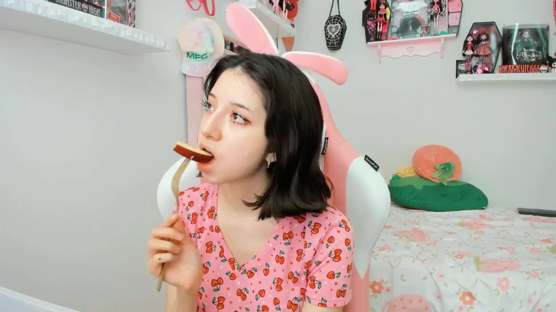 Gallery image thumbnail from Cherrycute666's myfreecams stream on, 04/18/2025, 23:23 image 9 of 20