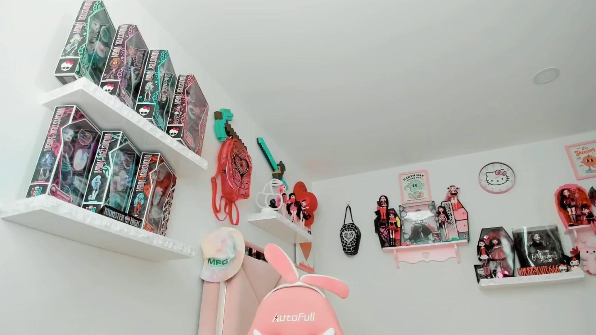 Gallery image thumbnail from Cherrycute666's myfreecams stream on, 04/18/2025, 23:23 image 17 of 20