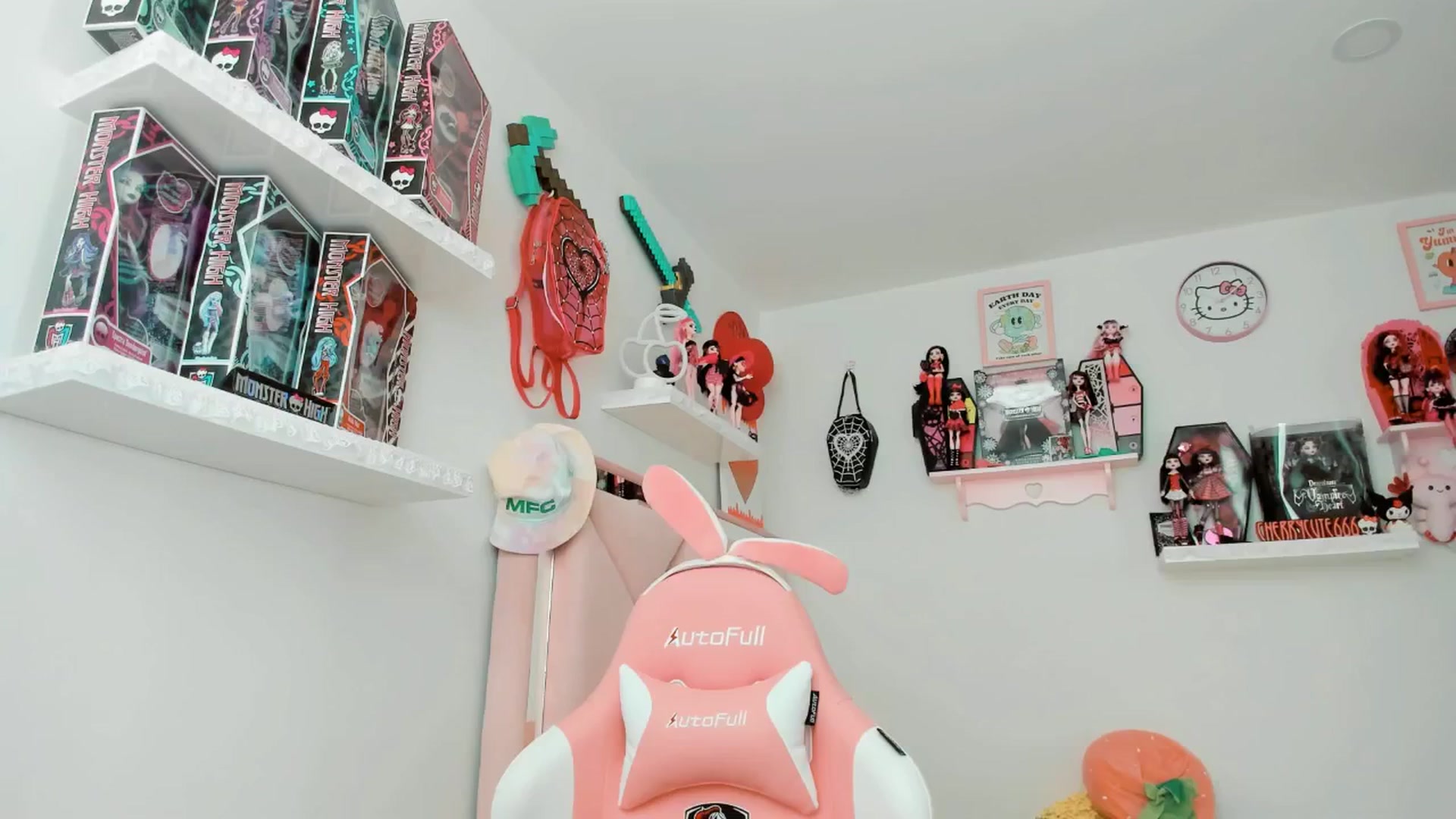 Gallery image thumbnail from Cherrycute666's myfreecams stream on, 04/18/2025, 23:23 image 16 of 20