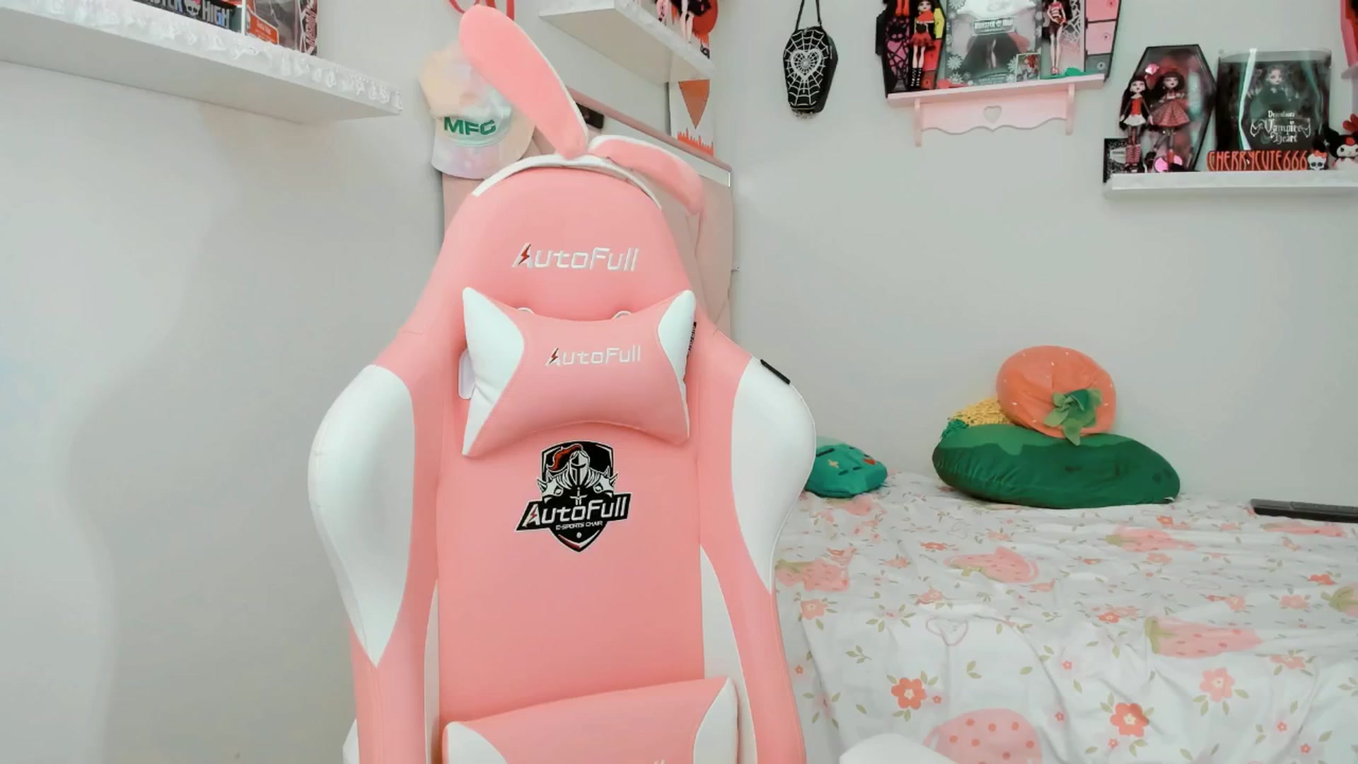 Gallery image thumbnail from Cherrycute666's myfreecams stream on, 04/18/2025, 23:23 image 18 of 20