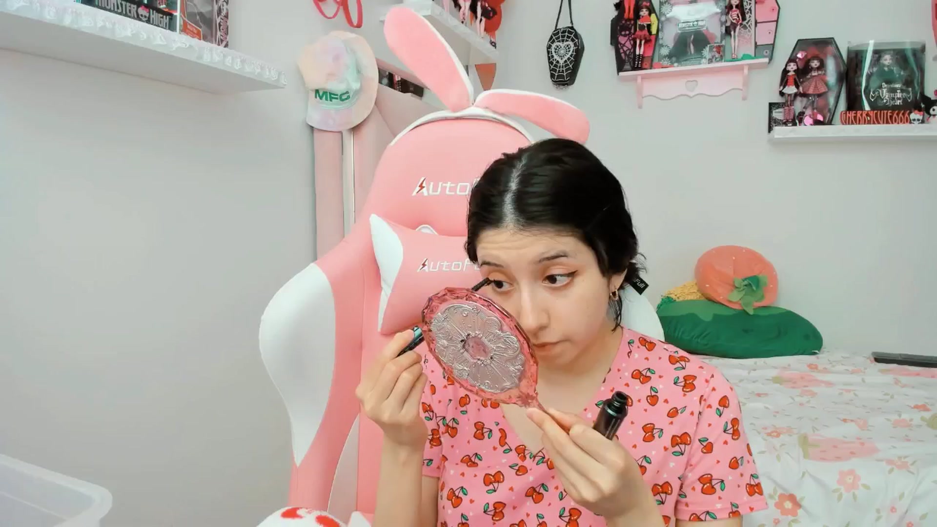 Gallery image thumbnail from Cherrycute666's myfreecams stream on, 04/18/2025, 23:23 image 4 of 20