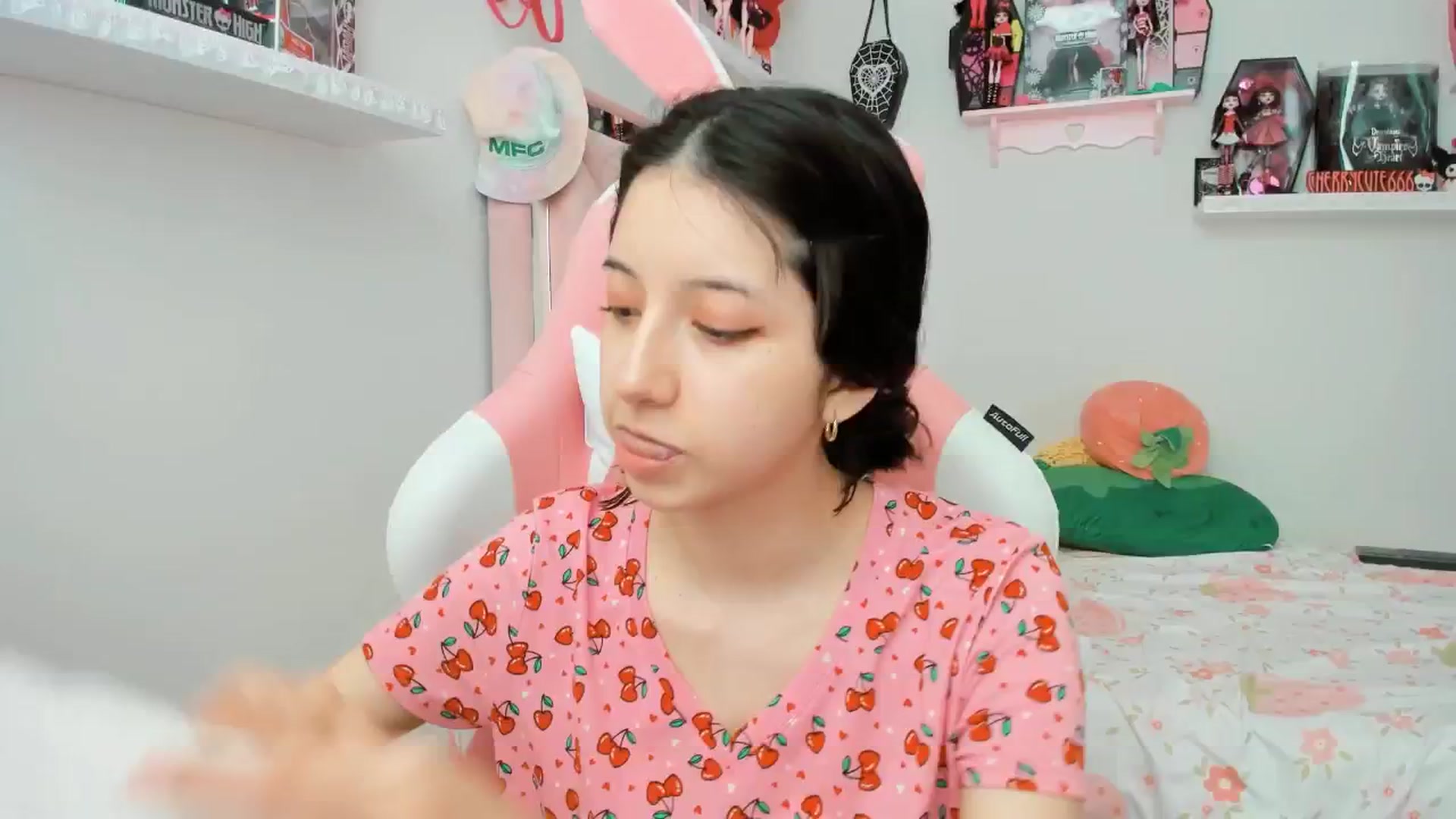 Gallery image thumbnail from Cherrycute666's myfreecams stream on, 04/18/2025, 23:23 image 3 of 20