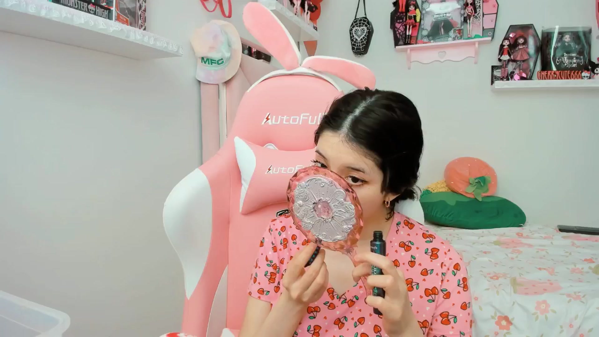 Gallery image thumbnail from Cherrycute666's myfreecams stream on, 04/18/2025, 23:23 image 6 of 20
