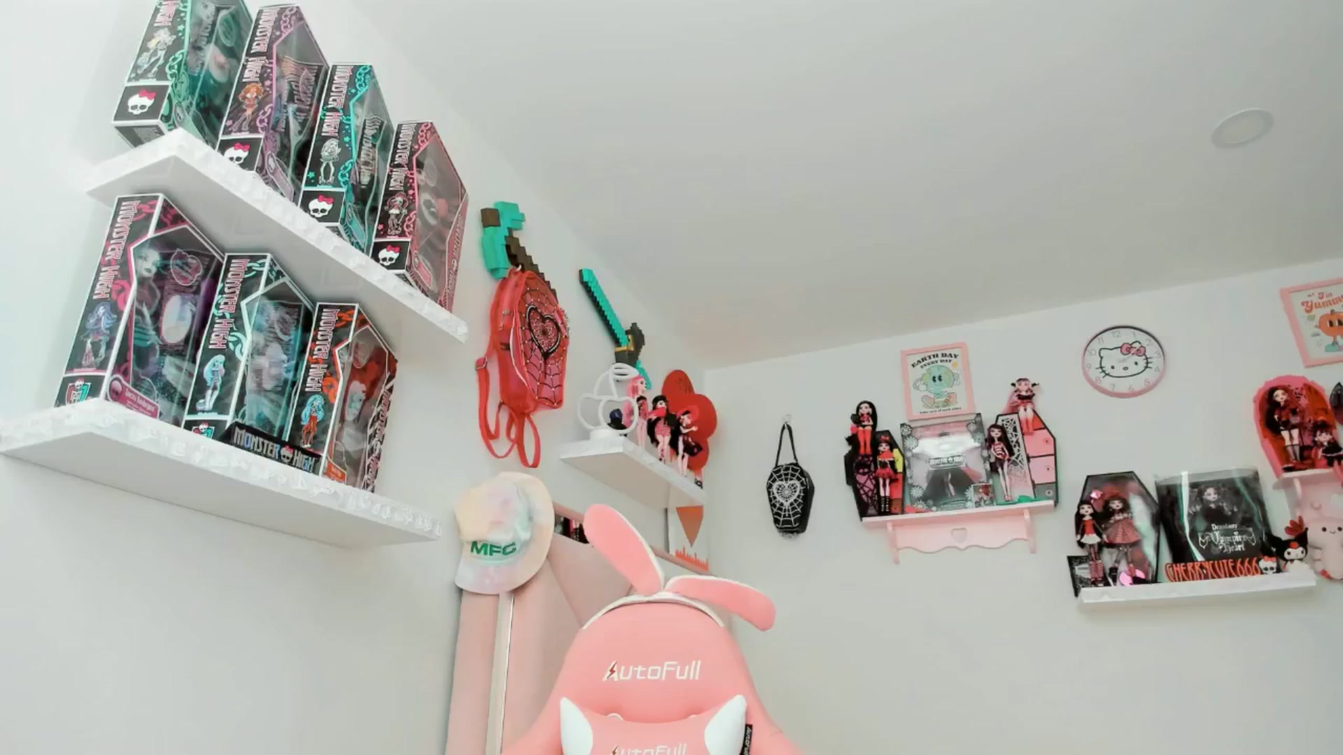 Gallery image thumbnail from Cherrycute666's myfreecams stream on, 04/18/2025, 23:23 image 15 of 20