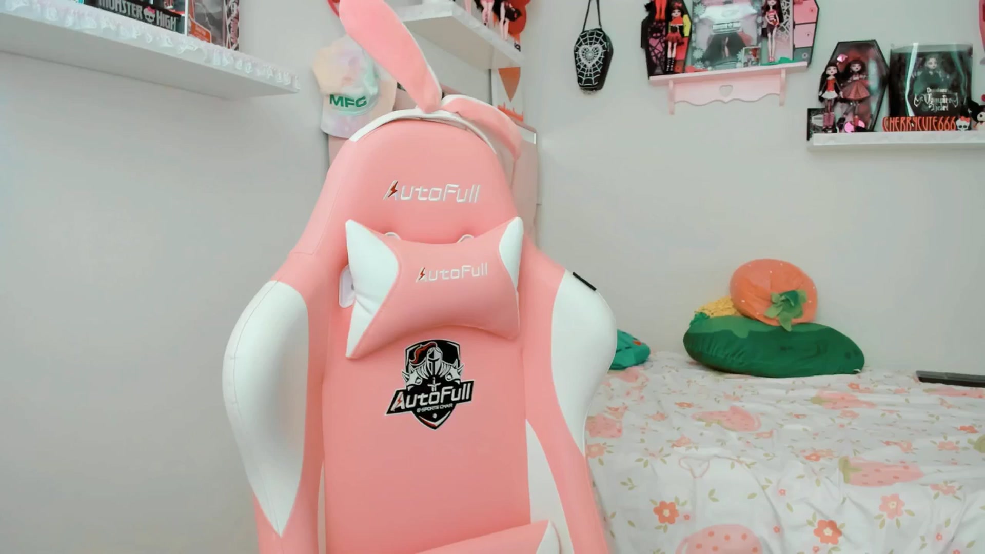 Gallery image thumbnail from Cherrycute666's myfreecams stream on, 04/18/2025, 23:23 image 1 of 20