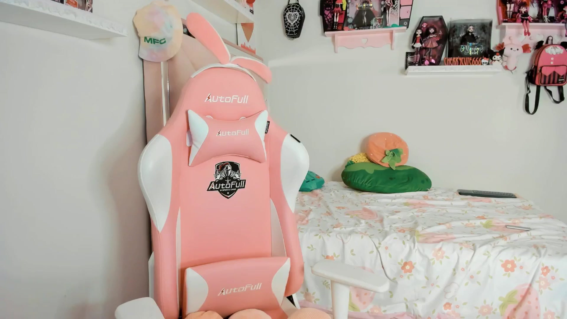 Gallery image thumbnail from Cherrycute666's myfreecams stream on, 04/19/2025, 03:43 image 12 of 20