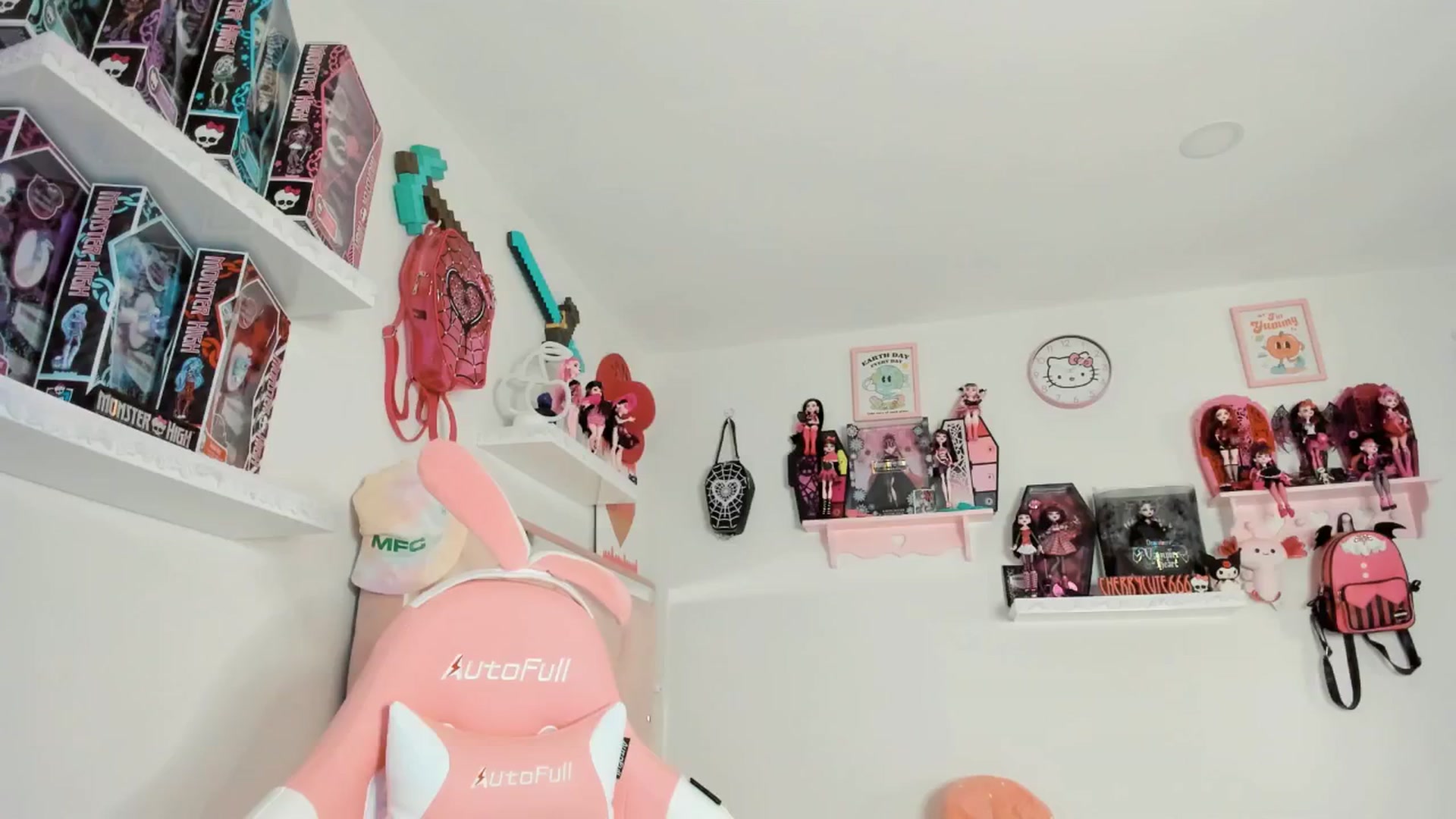 Gallery image thumbnail from Cherrycute666's myfreecams stream on, 04/19/2025, 03:43 image 3 of 20