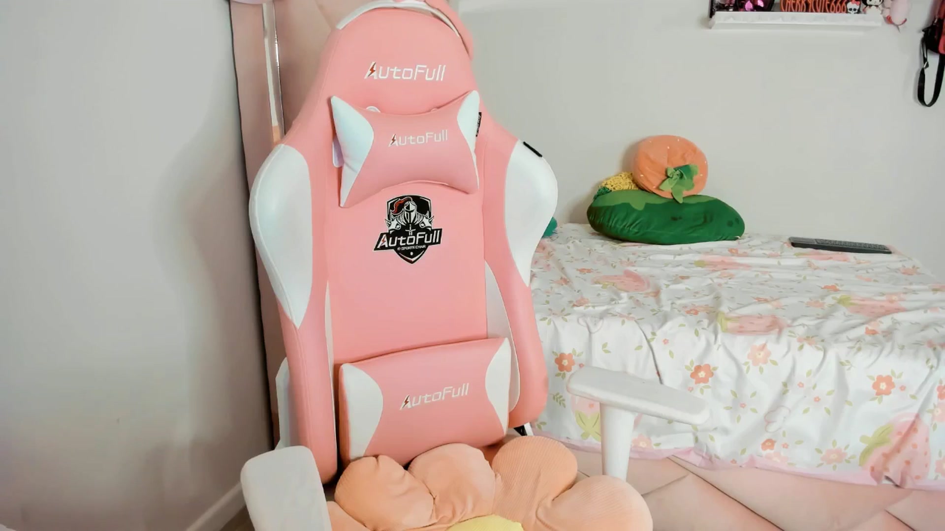 Gallery image thumbnail from Cherrycute666's myfreecams stream on, 04/19/2025, 05:55 image 20 of 20