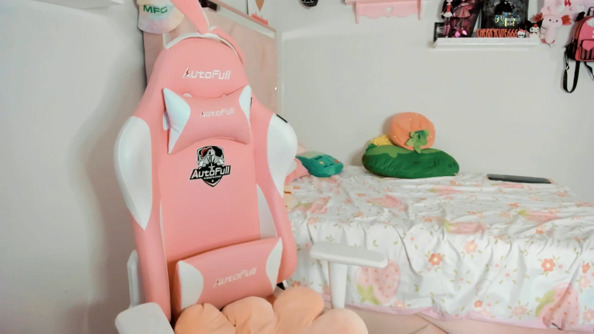 Gallery image thumbnail from Cherrycute666's myfreecams stream on, 04/19/2025, 05:55 image 15 of 20