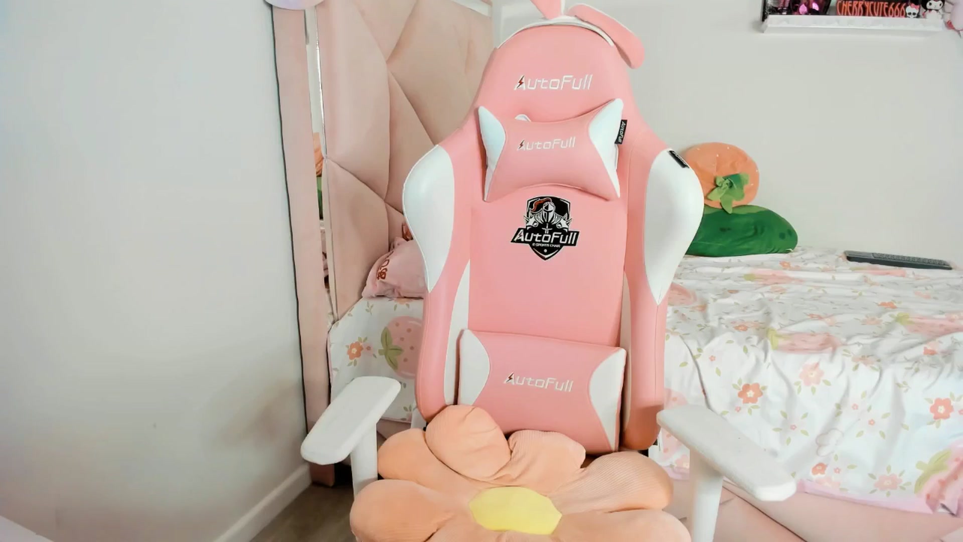 Gallery image thumbnail from Cherrycute666's myfreecams stream on, 04/19/2025, 05:55 image 9 of 20