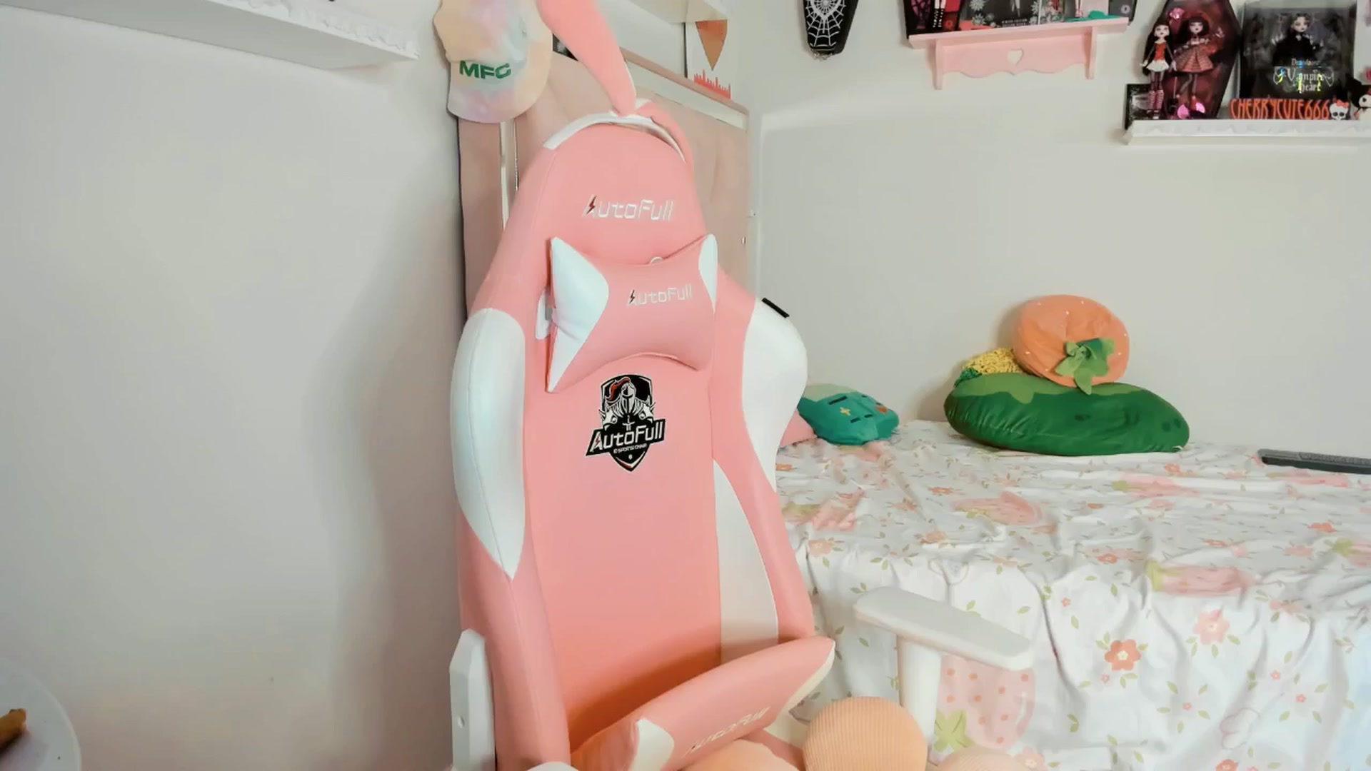 Gallery image thumbnail from Cherrycute666's myfreecams stream on, 04/19/2025, 10:08 image 6 of 20