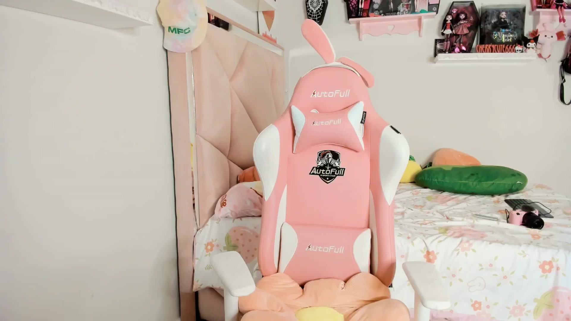 Gallery image thumbnail from Cherrycute666's myfreecams stream on, 04/20/2025, 08:23 image 18 of 20