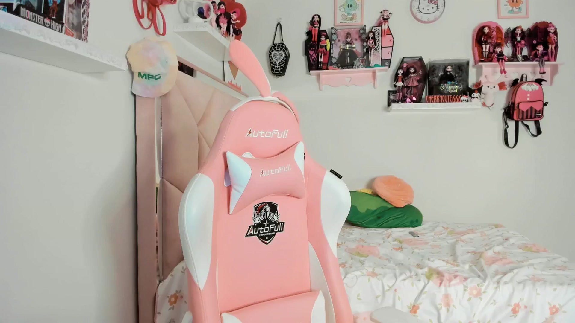 Gallery image thumbnail from Cherrycute666's myfreecams stream on, 04/20/2025, 08:23 image 1 of 20