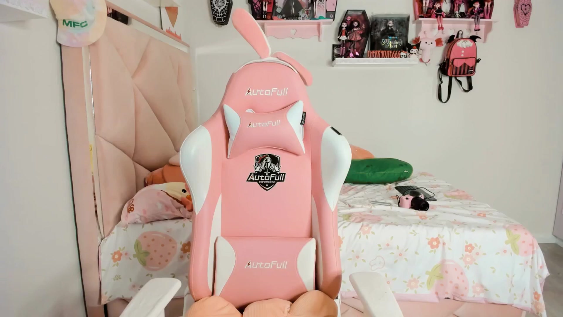Gallery image thumbnail from Cherrycute666's myfreecams stream on, 04/20/2025, 08:23 image 19 of 20