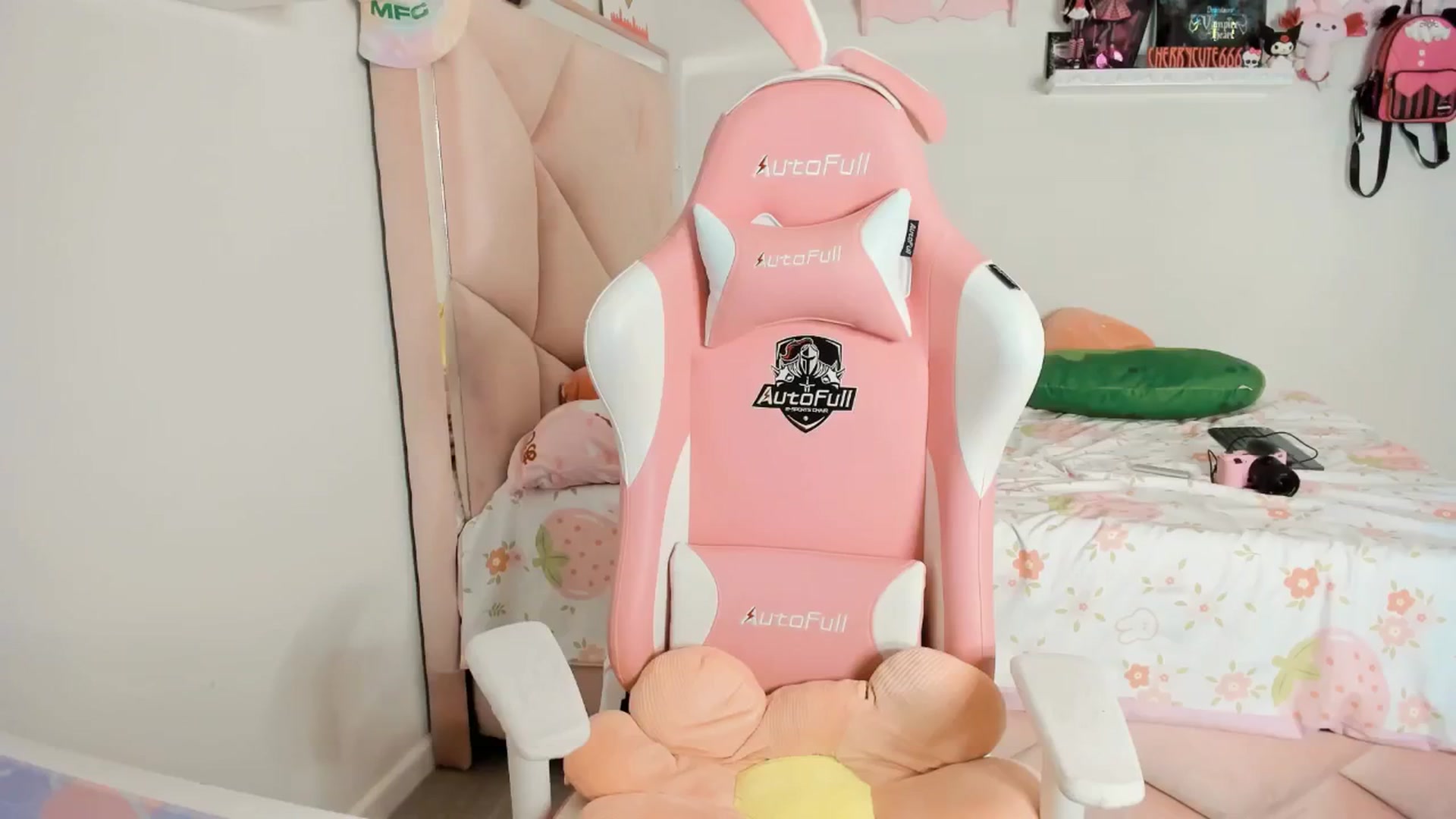 Gallery image thumbnail from Cherrycute666's myfreecams stream on, 04/20/2025, 08:23 image 14 of 20