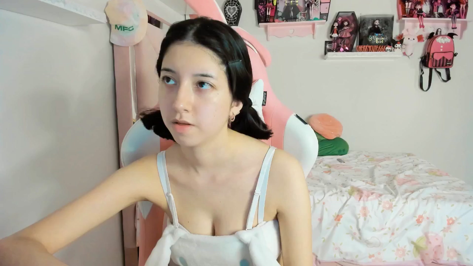 Gallery image thumbnail from Cherrycute666's myfreecams stream on, 04/20/2025, 08:23 image 3 of 20