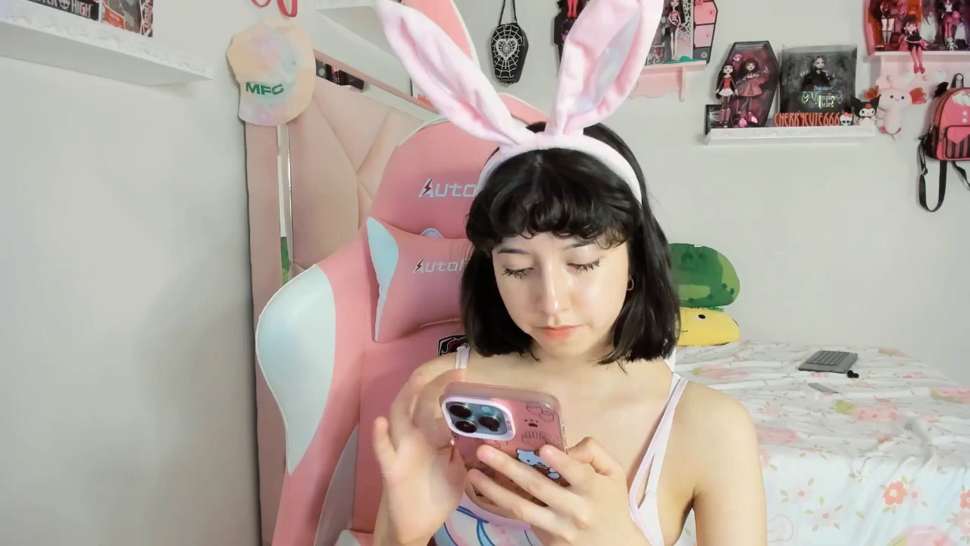 Gallery image thumbnail from Cherrycute666's myfreecams stream on, 04/21/2025, 01:47 image 15 of 20