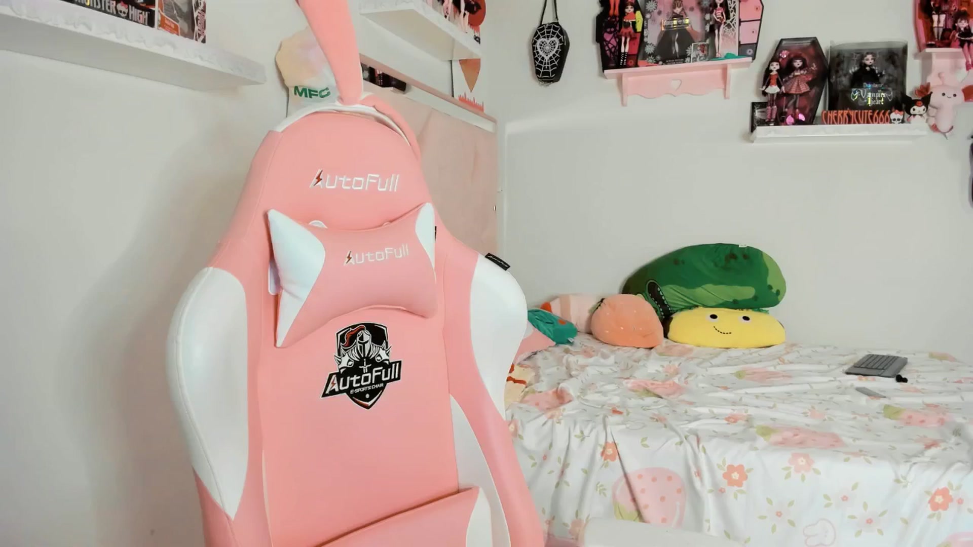 Gallery image thumbnail from Cherrycute666's myfreecams stream on, 04/21/2025, 01:47 image 10 of 20