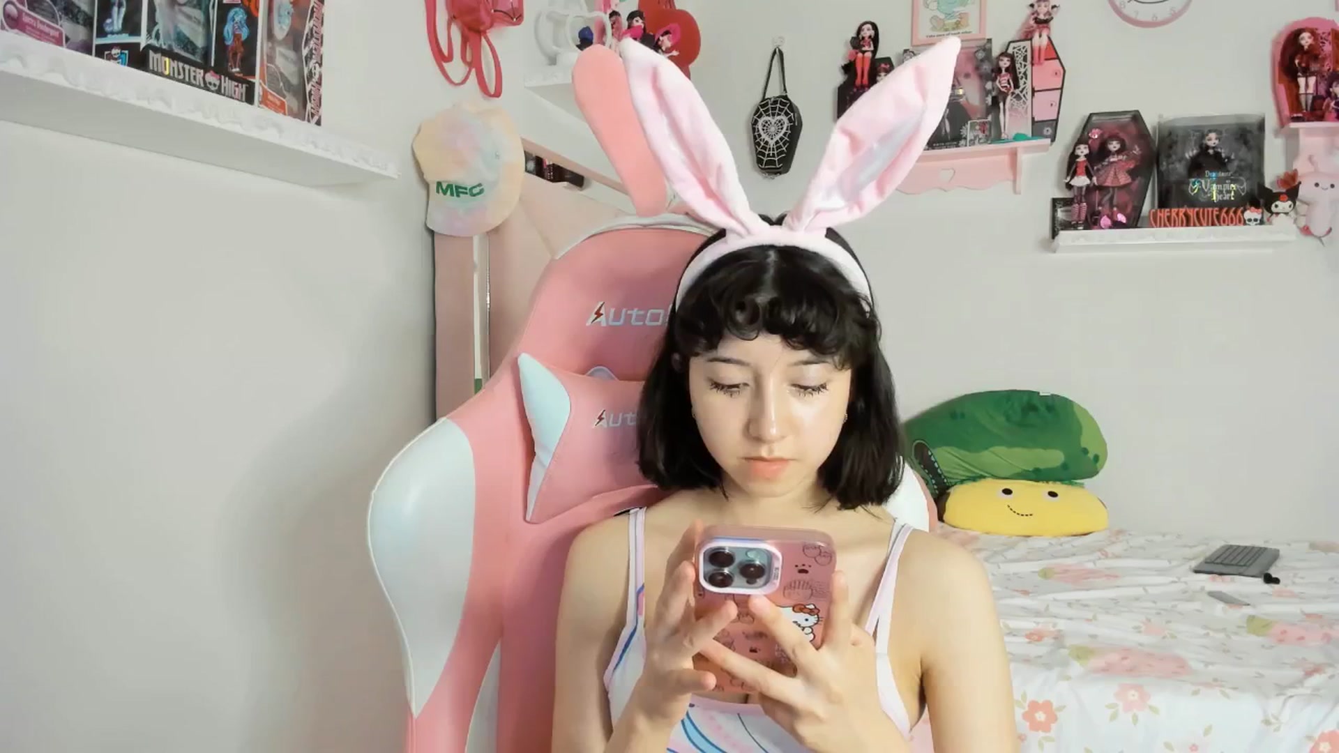 Gallery image thumbnail from Cherrycute666's myfreecams stream on, 04/21/2025, 01:47 image 12 of 20