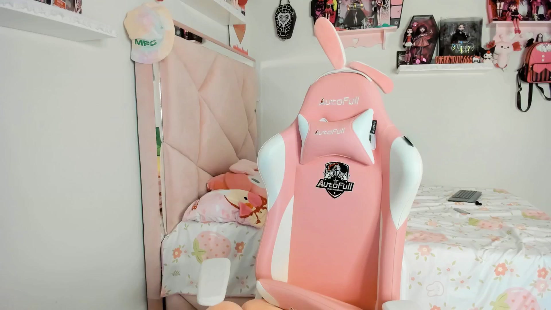 Gallery image thumbnail from Cherrycute666's myfreecams stream on, 04/21/2025, 03:52 image 6 of 20