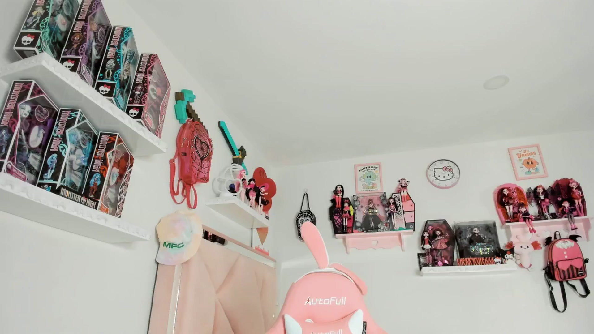 Gallery image thumbnail from Cherrycute666's myfreecams stream on, 04/21/2025, 03:52 image 10 of 20