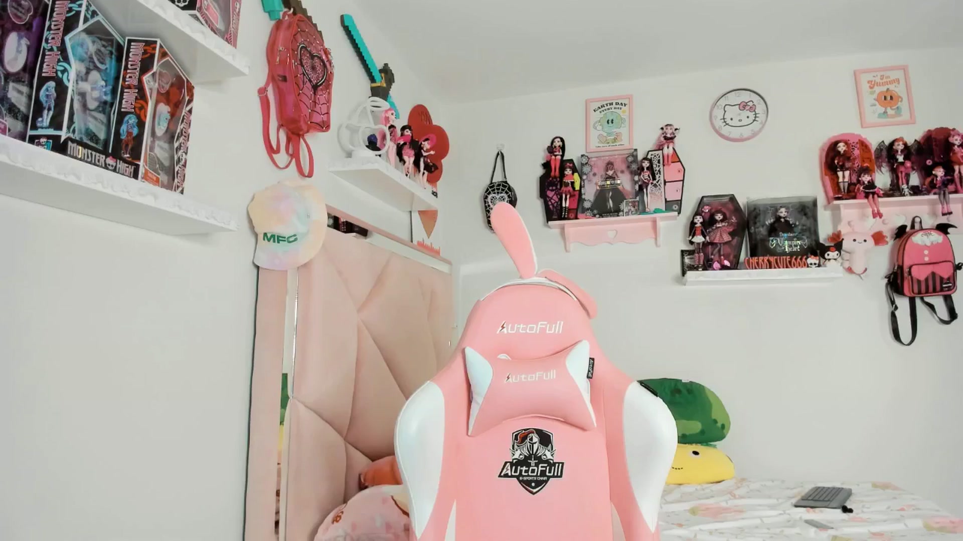 Gallery image thumbnail from Cherrycute666's myfreecams stream on, 04/21/2025, 03:52 image 8 of 20
