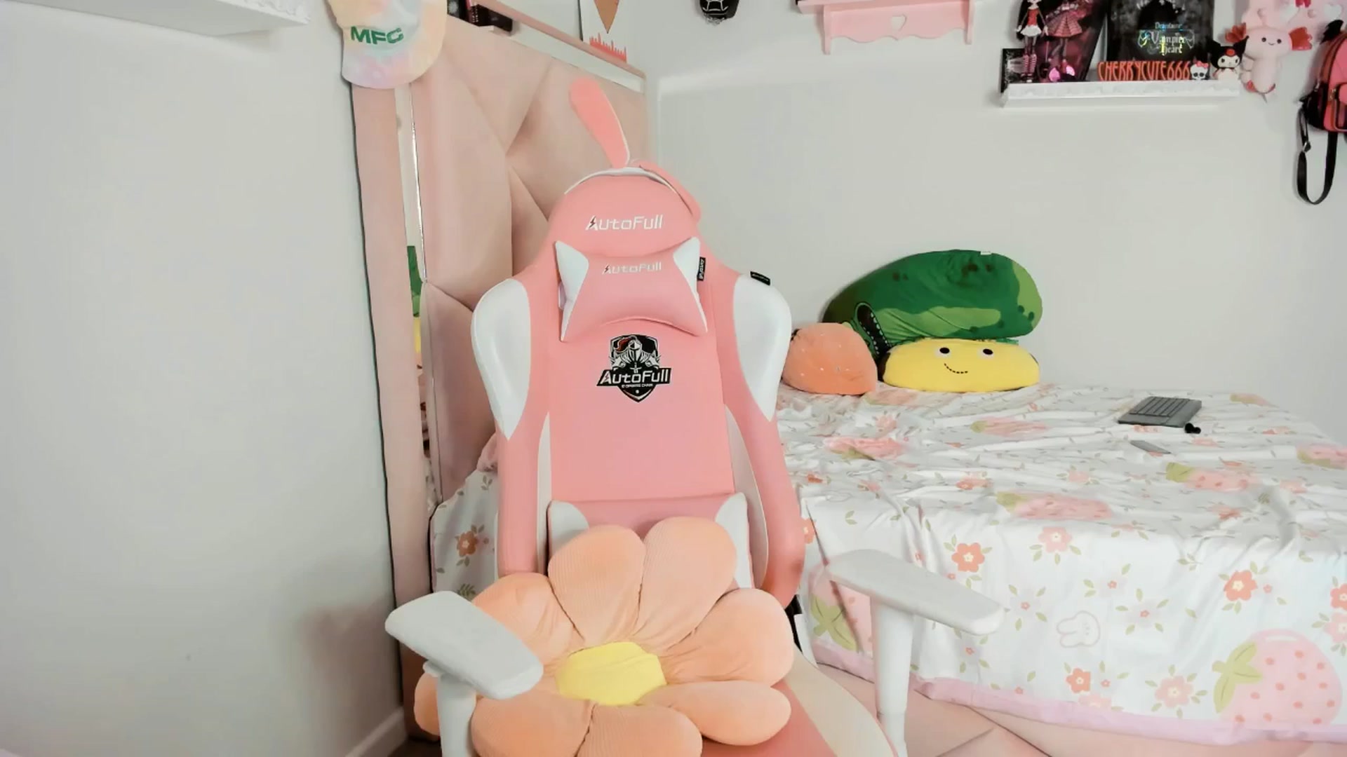 Gallery image thumbnail from Cherrycute666's myfreecams stream on, 04/21/2025, 03:52 image 20 of 20