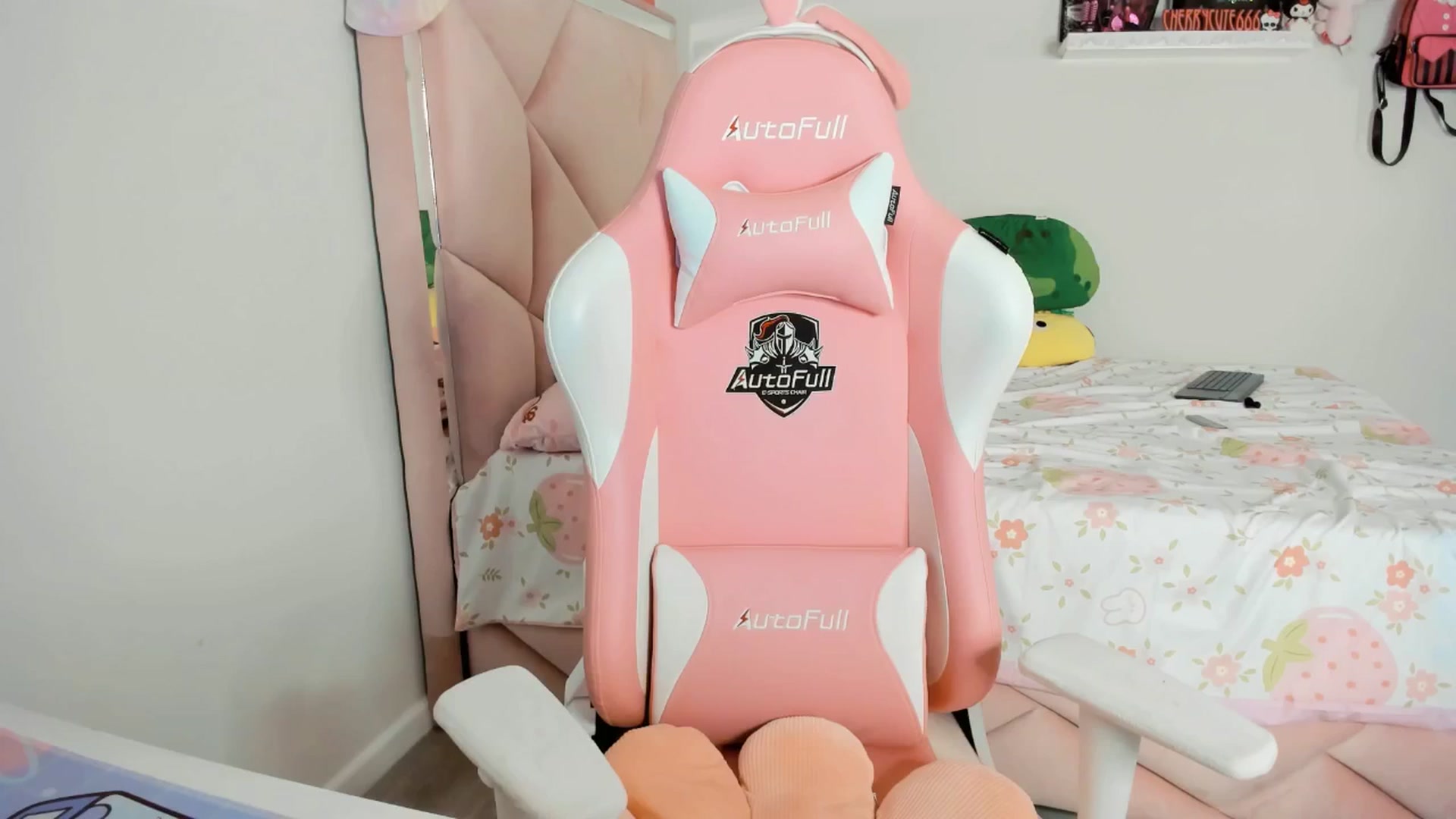 Gallery image thumbnail from Cherrycute666's myfreecams stream on, 04/21/2025, 03:52 image 15 of 20