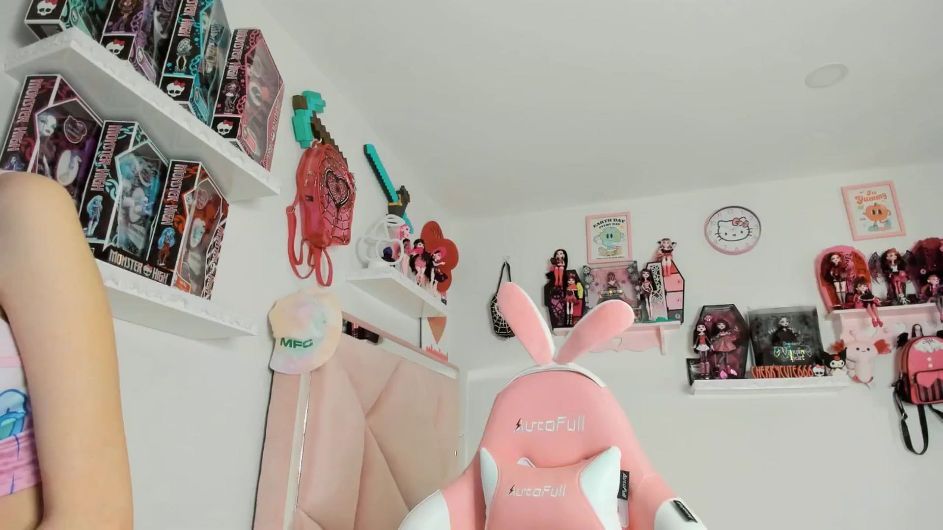 Gallery image thumbnail from Cherrycute666's myfreecams stream on, 04/21/2025, 08:15 image 13 of 20