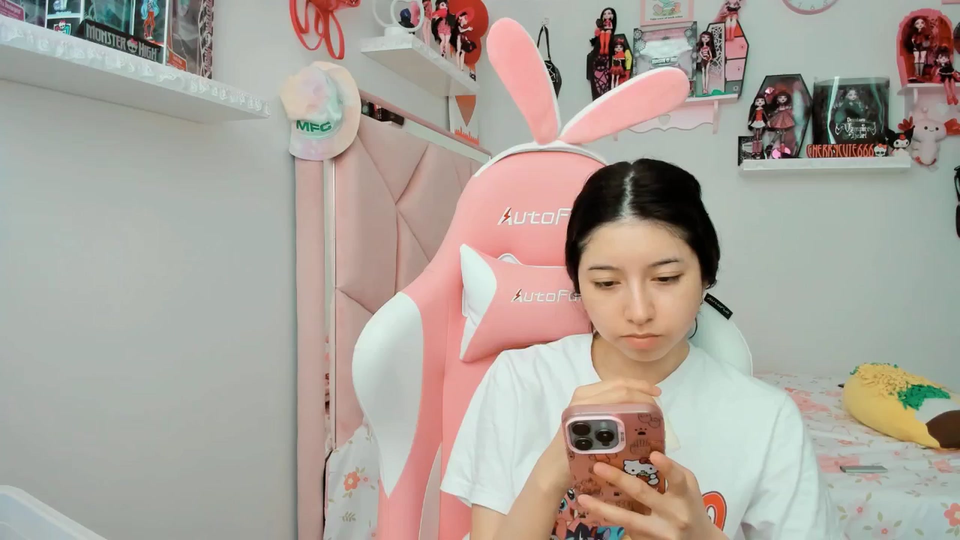 Gallery image thumbnail from Cherrycute666's myfreecams stream on, 04/21/2025, 19:43 image 2 of 20