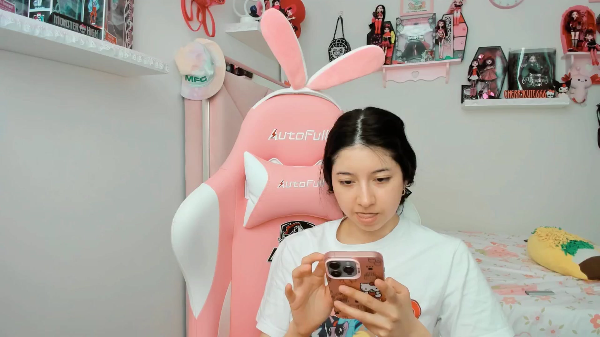 Gallery image thumbnail from Cherrycute666's myfreecams stream on, 04/21/2025, 19:43 image 14 of 20