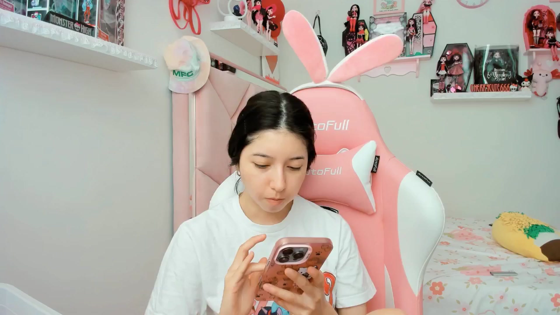 Gallery image thumbnail from Cherrycute666's myfreecams stream on, 04/21/2025, 19:43 image 3 of 20
